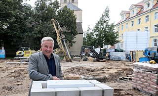 Am Donnerstagmorgen hat der inzwischen prominente Archäologe Matthias Wemhoff die Maurerkelle geschwungen und eine Zeitkapsel in den Grundstein eingemauert. - Frank-Michael Kiel-Steinkamp Am Donnerstagmorgen hat der inzwischen prominente Archäologe Matthias Wemhoff die Maurerkelle geschwungen und eine Zeitkapsel in den Grundstein eingemauert. - Frank-Michael Kiel-Steinkamp