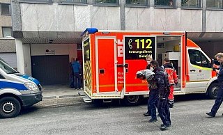 Polizisten führen den Tatverdächtigen im Oktober nach der Behandlung im Rettungswagen ab. - Jens Reichenbach Polizisten führen den Tatverdächtigen im Oktober nach der Behandlung im Rettungswagen ab. - Jens Reichenbach