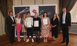 Bürgermeister Lars Bökenkröger (v.l.), Prüferin Jessica Darlath, Vizeinnongsobermeisterin Denis Sabur, die besten Azubis Manuel Selle (Minden), Naomi Beck (Rahden) und Marie Wehmeier (Bad Oeynhausen), Dozentin Nathalie Dunker und Innungsobermeister Hartmut Vahle. - Ulf Hanke Bürgermeister Lars Bökenkröger (v.l.), Prüferin Jessica Darlath, Vizeinnongsobermeisterin Denis Sabur, die besten Azubis Manuel Selle (Minden), Naomi Beck (Rahden) und Marie Wehmeier (Bad Oeynhausen), Dozentin Nathalie Dunker und Innungsobermeister Hartmut Vahle. - Ulf Hanke