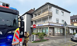 Beim Eintreffen der Feuerwehr war das Feuer bereits durch einen Bewohner gelöscht worden. Mehrere Bewohner wurden medizinisch gesichtet. - Ralph Meyer Beim Eintreffen der Feuerwehr war das Feuer bereits durch einen Bewohner gelöscht worden. Mehrere Bewohner wurden medizinisch gesichtet. - Ralph Meyer
