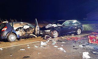 Unfallwracks: Im Renault (l.) stirbt ein 46-jähriger Mann, die Insassen des Kombis verlassen ihren Wagen weitgehend unverletzt. - Dieter Scholz Unfallwracks: Im Renault (l.) stirbt ein 46-jähriger Mann, die Insassen des Kombis verlassen ihren Wagen weitgehend unverletzt. - Dieter Scholz