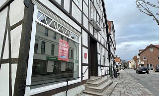 Der Aushang im Fenster weist darauf hin: Hier steht ein Ladenlokal zur Vermietung. Wie sieht die Zukunft der geschichtsträchtigen Adresse in der Versmolder Innenstadt aus? - Tasja Klusmeyer Der Aushang im Fenster weist darauf hin: Hier steht ein Ladenlokal zur Vermietung. Wie sieht die Zukunft der geschichtsträchtigen Adresse in der Versmolder Innenstadt aus? - Tasja Klusmeyer