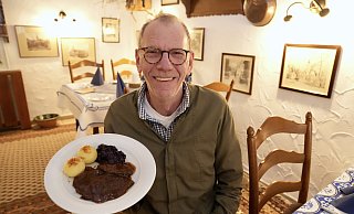 Thorsten Seelmeyer serviert einen Sauerbraten mit Rotkohl und Klößen. - Peter Unger Thorsten Seelmeyer serviert einen Sauerbraten mit Rotkohl und Klößen. - Peter Unger