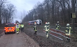 Die Evakuierung der 220 Passagiere aus dem Zug auf offener Strecke wurde am Nachmittag vorbereitet und zog sich bis in die Abendstunden. - Simone Flörke Die Evakuierung der 220 Passagiere aus dem Zug auf offener Strecke wurde am Nachmittag vorbereitet und zog sich bis in die Abendstunden. - Simone Flörke