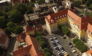 Der Rathausplatz und die heutige Sparkassen-Hauptstelle liegen nah beieinander. So entstand die Idee, den Platz autofrei zu bekommen, wenn das Geldinstitut umgezogen ist. - Jens Reddeker Der Rathausplatz und die heutige Sparkassen-Hauptstelle liegen nah beieinander. So entstand die Idee, den Platz autofrei zu bekommen, wenn das Geldinstitut umgezogen ist. - Jens Reddeker