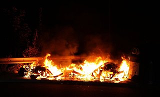 Die zwischen dem Lidl-Markt und dem Elektrofachmarkt aufgestellten Container standen lichterloh in Flammen. - Polizei Minden-Lübbecke Die zwischen dem Lidl-Markt und dem Elektrofachmarkt aufgestellten Container standen lichterloh in Flammen. - Polizei Minden-Lübbecke