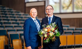 Jörg Wallaschek (r.) ist dem Vorsitzenden des Hochschulrates der Universität Paderborn, Jürgen Brautmeier, dankbar für dessen Einsatz. Das Foto zeigt beide im November 2024 nach der Wahl zum Präsidenten. - BESIM MAZHIQI Jörg Wallaschek (r.) ist dem Vorsitzenden des Hochschulrates der Universität Paderborn, Jürgen Brautmeier, dankbar für dessen Einsatz. Das Foto zeigt beide im November 2024 nach der Wahl zum Präsidenten. - BESIM MAZHIQI