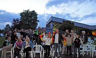 Rund 100 Fans kamen zum Public Viewing ins Engeraner Gartenhallenbad underlebten dort den Sieg der deutschen Nationalmannschaft über Schottlandbeim Eröffnungsspiel der diesjährigen Europameisterschaft. - STEFANIE BOSS Rund 100 Fans kamen zum Public Viewing ins Engeraner Gartenhallenbad underlebten dort den Sieg der deutschen Nationalmannschaft über Schottlandbeim Eröffnungsspiel der diesjährigen Europameisterschaft. - STEFANIE BOSS