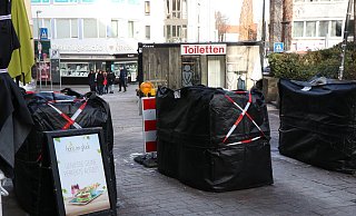 Solche mit Wasser gefüllten Indutainer bieten zwar Schutz vor ungewolltem Befahren, sehen aber auch nicht schön aus. - Holger Kosbab Solche mit Wasser gefüllten Indutainer bieten zwar Schutz vor ungewolltem Befahren, sehen aber auch nicht schön aus. - Holger Kosbab
