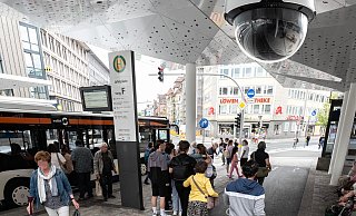 An den Bushaltestellen auf dem Jahnplatz befinden sich Kameras. Mobiel überwacht damit den Verkehr an den Haltestellen (Fotomontage). - © Jörg Dieckmann - www. dieckmann-fotodesign.de An den Bushaltestellen auf dem Jahnplatz befinden sich Kameras. Mobiel überwacht damit den Verkehr an den Haltestellen (Fotomontage). - © Jörg Dieckmann - www. dieckmann-fotodesign.de