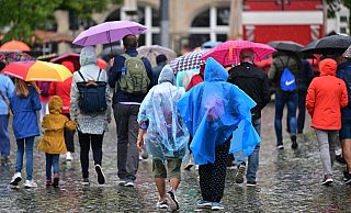 Regencape statt Badehose und Bikini: Den Sommer haben sich ?viele Gütersloher sicherlich anders vorgestellt. Besserung ist in den nächsten Tagen nicht in Sicht. - Martin Schutt Regencape statt Badehose und Bikini: Den Sommer haben sich ?viele Gütersloher sicherlich anders vorgestellt. Besserung ist in den nächsten Tagen nicht in Sicht. - Martin Schutt