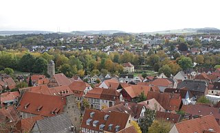 Der Blick über die Dächer der Warburger Altstadt ins Grün der Diemelaue. - Dieter Scholz Der Blick über die Dächer der Warburger Altstadt ins Grün der Diemelaue. - Dieter Scholz