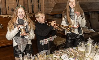 Laden alle in die alte Mühle ein: Emilia (11, l.) und Mathea (11, r.) haben seit Wochen kleine, teils auch köstliche Geschenkideen produziert für ihren Benefiz-Weihnachtsmarkt. Benni (9, Mitte) spielt zur Eröffnung Stücke aus Star Wars und Harry Potter auf der Trompete. - © Jörg Dieckmann - www. dieckmann-fotodesign.de Laden alle in die alte Mühle ein: Emilia (11, l.) und Mathea (11, r.) haben seit Wochen kleine, teils auch köstliche Geschenkideen produziert für ihren Benefiz-Weihnachtsmarkt. Benni (9, Mitte) spielt zur Eröffnung Stücke aus Star Wars und Harry Potter auf der Trompete. - © Jörg Dieckmann - www. dieckmann-fotodesign.de