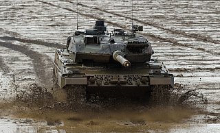 Ein Kampfpanzer der Bundeswehr vom Typ Leopard 2A6 fährt während einer Gefechtsvorführung über den Übungsplatz. - Philipp Schulze/dpa Ein Kampfpanzer der Bundeswehr vom Typ Leopard 2A6 fährt während einer Gefechtsvorführung über den Übungsplatz. - Philipp Schulze/dpa