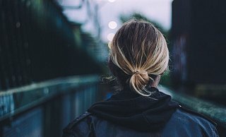 Die Frau telefonierte gerade, als der Täter sie packte. - Symbolfoto: pixabay / Creative Commons Die Frau telefonierte gerade, als der Täter sie packte. - Symbolfoto: pixabay / Creative Commons