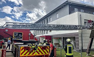 Die Mitglieder der Löschabteilungen Brackwede und Kupferhammer brachten vor der Kita eine Drehleiter in Stellung. - Jens Reichenbach Die Mitglieder der Löschabteilungen Brackwede und Kupferhammer brachten vor der Kita eine Drehleiter in Stellung. - Jens Reichenbach