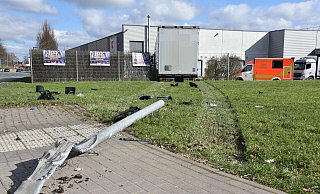 Der Lkw fuhr den Masten einer Fußgängerampel um. Das Fundament wurde jedoch nicht beschädigt. - Thomas Kube Der Lkw fuhr den Masten einer Fußgängerampel um. Das Fundament wurde jedoch nicht beschädigt. - Thomas Kube