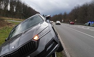 Der Skoda hing mit einer Seite auf der Leitplanke fest. - Burkhard Battran Der Skoda hing mit einer Seite auf der Leitplanke fest. - Burkhard Battran