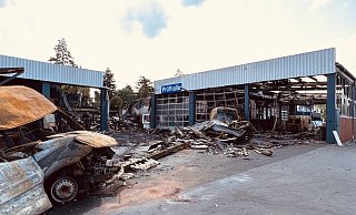 Der Panzerplatten-Akku eines Spezialfahrzeugs entzündete sich auch Stunden nach dem Brand immer wieder. Die Ursache für den Brand ist bislang ungeklärt. - Thorsten Heß Der Panzerplatten-Akku eines Spezialfahrzeugs entzündete sich auch Stunden nach dem Brand immer wieder. Die Ursache für den Brand ist bislang ungeklärt. - Thorsten Heß