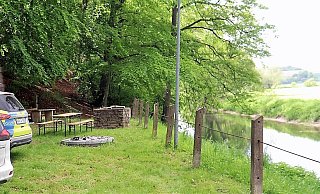 Nahe der Fischerhütte der Höxteraner Ortschaft Bruchhausen wurde der leblose Mann in der Nethe entdeckt. - Polizei Höxter Nahe der Fischerhütte der Höxteraner Ortschaft Bruchhausen wurde der leblose Mann in der Nethe entdeckt. - Polizei Höxter