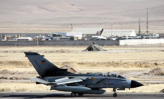 Die deutschen Tornados würden der Ukraine laut Aussage eines Experten nur Probleme bereiten, weil jedes Ersatzteil einzeln von Hand angefertigt werden muss. - Johannes Eisele Die deutschen Tornados würden der Ukraine laut Aussage eines Experten nur Probleme bereiten, weil jedes Ersatzteil einzeln von Hand angefertigt werden muss. - Johannes Eisele