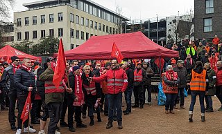 Die IG Metall Herford hat zum Warnstreik aufgerufen. Hunderte Beschäftigte aus tarifgebundenen und nicht tarifgebundenen Betrieben sollen gekommen sein. - Susanne Blersch Die IG Metall Herford hat zum Warnstreik aufgerufen. Hunderte Beschäftigte aus tarifgebundenen und nicht tarifgebundenen Betrieben sollen gekommen sein. - Susanne Blersch