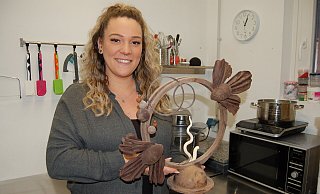 Alles aus Schokolade: Carina Adamek mit einer kunstvollen Tortenverzierung, die sie in der Meisterschule fertigte. Das Thema: Unterwasserwelt. - Sandra Spieker Alles aus Schokolade: Carina Adamek mit einer kunstvollen Tortenverzierung, die sie in der Meisterschule fertigte. Das Thema: Unterwasserwelt. - Sandra Spieker