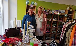 Saskia Cordes und Jasmin Striedelmeier bieten im Secondhandladen Dekoratives, Nützliches, Spielzeug und auch Kleidung an. - Ingrun Waschneck Saskia Cordes und Jasmin Striedelmeier bieten im Secondhandladen Dekoratives, Nützliches, Spielzeug und auch Kleidung an. - Ingrun Waschneck