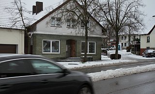 Die Schäden sind weitgehend beseitigt, doch wird wohl noch bis zum Monatsende an der Renovierung des ehemaligen Bank-Filialgebäudes an der Bundesstraße 7 in Ossendorf gearbeitet. - Dieter Scholz Die Schäden sind weitgehend beseitigt, doch wird wohl noch bis zum Monatsende an der Renovierung des ehemaligen Bank-Filialgebäudes an der Bundesstraße 7 in Ossendorf gearbeitet. - Dieter Scholz
