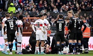 Schrecksekunden für Arminia: Fabian Klos lag nach einem Zusammenstoß mit Alessandro Schöpf minutenlang auf dem Rasen. Nun gibt es eine Diagnose. - IMAGO/Ulrich Hufnagel Schrecksekunden für Arminia: Fabian Klos lag nach einem Zusammenstoß mit Alessandro Schöpf minutenlang auf dem Rasen. Nun gibt es eine Diagnose. - IMAGO/Ulrich Hufnagel
