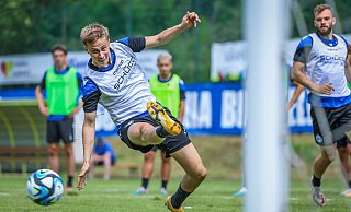Mit Spaß im Trainingslager: Sam Schreck kommt im zentralen und defensiven Mittelfeld zum Einsatz - und hat seine Stärken klar im eigenen Ballbesitz. - Sarah Jonek Mit Spaß im Trainingslager: Sam Schreck kommt im zentralen und defensiven Mittelfeld zum Einsatz - und hat seine Stärken klar im eigenen Ballbesitz. - Sarah Jonek