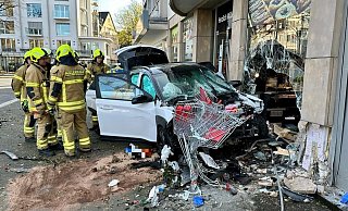 Ein Bild der Zerstörung. Das Auto hatte Fahrräder und Einkaufswagen überrollt, bevor es in die Ladenfront krachte. - Ralph Meyer Ein Bild der Zerstörung. Das Auto hatte Fahrräder und Einkaufswagen überrollt, bevor es in die Ladenfront krachte. - Ralph Meyer