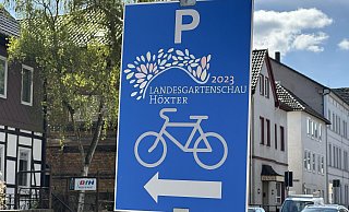 Da geht's lang: Diese Hinweisschilder weisen den Weg zu den großen Fahrradparkplätzen für LGS-Besucher. - Ralf T. Mischer Da geht's lang: Diese Hinweisschilder weisen den Weg zu den großen Fahrradparkplätzen für LGS-Besucher. - Ralf T. Mischer