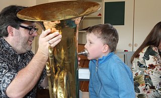 Am Tag der offenen Tür in der Schule im Erlengrund in Espelkamp konnten die Besucher alle Instrumente ausprobieren. Christian Wöbking hält die große Tuba für Josia, der kräftig hinein bläst. - Klaus Frensing Am Tag der offenen Tür in der Schule im Erlengrund in Espelkamp konnten die Besucher alle Instrumente ausprobieren. Christian Wöbking hält die große Tuba für Josia, der kräftig hinein bläst. - Klaus Frensing