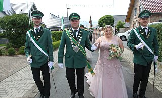 Das Helmerner Königspaar Tim Böttger und Kea Pottgüter mit den Adjutanten Dominik Dahl und Markus Kaup. - Johannes Büttner Das Helmerner Königspaar Tim Böttger und Kea Pottgüter mit den Adjutanten Dominik Dahl und Markus Kaup. - Johannes Büttner