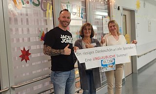 Michael Grüttner (v. l.) übergibt die Spende an Erzieherin Claudia Bahl und Eva Prasuhn, Vorsitzende der Initiative Eltern krebskranker Kinder. - Privat Michael Grüttner (v. l.) übergibt die Spende an Erzieherin Claudia Bahl und Eva Prasuhn, Vorsitzende der Initiative Eltern krebskranker Kinder. - Privat