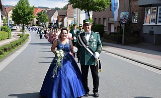 Das Königspaar Björn Seidel und Conny Stender präsentiert sicht in Kleinenberg den gutgelaunten Schaulustigen. - Anja Ebner Das Königspaar Björn Seidel und Conny Stender präsentiert sicht in Kleinenberg den gutgelaunten Schaulustigen. - Anja Ebner