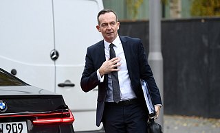 Erste Pläne, die Volker Wissing als künftiger Verkehrsminister anstrebt, stoßen auf Kritik. Sie scheinen im Gegensatz zu vereinbarten Klimazielen zu stehen. - Archivfoto: Reuters / Annegret Hilse Erste Pläne, die Volker Wissing als künftiger Verkehrsminister anstrebt, stoßen auf Kritik. Sie scheinen im Gegensatz zu vereinbarten Klimazielen zu stehen. - Archivfoto: Reuters / Annegret Hilse