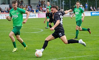 Theesens Timo Niermann, hier im Derby gegen Dornberg, zieht ab. Am Sonntag trifft er im Spitzenspiel auf seinen nächsten Klub. - Andreas Zobe Theesens Timo Niermann, hier im Derby gegen Dornberg, zieht ab. Am Sonntag trifft er im Spitzenspiel auf seinen nächsten Klub. - Andreas Zobe