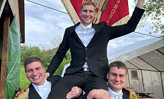 Oberst Dominik Hesselmann (v. l.), König Phillip Brinkmann und Adjutant Volker Kröger. - Schützen Oberst Dominik Hesselmann (v. l.), König Phillip Brinkmann und Adjutant Volker Kröger. - Schützen