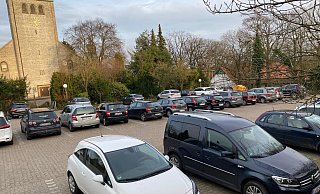 Der Parkplatz am Gemeindehaus in der Schwagerstraße ist besonders bei Veranstaltungen gut gefüllt. - Hans-Jürgen Resas Der Parkplatz am Gemeindehaus in der Schwagerstraße ist besonders bei Veranstaltungen gut gefüllt. - Hans-Jürgen Resas