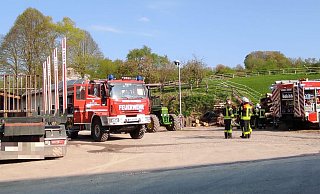 Mehr als 50 Feuerwehrleute sind am Samstagmorgen im Einsatz. - Svenja Ludwig Mehr als 50 Feuerwehrleute sind am Samstagmorgen im Einsatz. - Svenja Ludwig