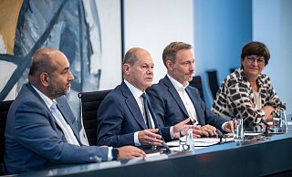 Olaf Scholz (SPD, 2. v. l.), Omid Nouripour (l.), Saskia Esken (r.) und Christian Lindner stellen das neue Entlastungspaket. - Michael Kappeler/dpa Olaf Scholz (SPD, 2. v. l.), Omid Nouripour (l.), Saskia Esken (r.) und Christian Lindner stellen das neue Entlastungspaket. - Michael Kappeler/dpa