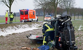 Bei einem Verkehrsunfall auf der eisglatten Ebbinghauser Straße (Kreisstraße 1) wurden zwei Männner im Alter von 46 und 62 Jahren lebensgefährlich verletzt. - Ralph Meyer Bei einem Verkehrsunfall auf der eisglatten Ebbinghauser Straße (Kreisstraße 1) wurden zwei Männner im Alter von 46 und 62 Jahren lebensgefährlich verletzt. - Ralph Meyer