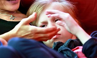 Manchmal genügt ein bisschen Zuwendung der Ehrenamtlichen. Das hilft dem Kind und nicht zuletzt auch den Eltern. - Sarah Jonek Manchmal genügt ein bisschen Zuwendung der Ehrenamtlichen. Das hilft dem Kind und nicht zuletzt auch den Eltern. - Sarah Jonek