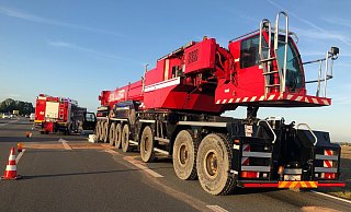 Der defekte Schwerlastkran blockiert die rechte Fahrspur der L776 in Richtung Büren. - Polizei Paderborn Der defekte Schwerlastkran blockiert die rechte Fahrspur der L776 in Richtung Büren. - Polizei Paderborn