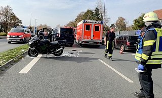 Bei dem Zusammenstoß auf der B61 in Gütersloh wurde ein Motorradfahrer schwer verletzt. Die Fahrbahn musste vorübergehend gesperrt werden. - Thorsten Heß Bei dem Zusammenstoß auf der B61 in Gütersloh wurde ein Motorradfahrer schwer verletzt. Die Fahrbahn musste vorübergehend gesperrt werden. - Thorsten Heß