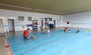 Das Lehrschwimmbecken in Werste soll zum Ende des laufenden Schuljahres schließen. Hier sind gerade die Dehmer Sportlehrer Andreas Lemke und Beate Niemeier mit einem Nachmittags-Schwimmkursus im Wasser. - Nicole Sielermann Das Lehrschwimmbecken in Werste soll zum Ende des laufenden Schuljahres schließen. Hier sind gerade die Dehmer Sportlehrer Andreas Lemke und Beate Niemeier mit einem Nachmittags-Schwimmkursus im Wasser. - Nicole Sielermann