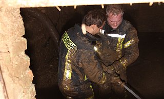 Die Einsatzkleidung der Feuerwehr - wie hier beim Hochwasser in Erkeln - muss viel aushalten. Jetzt sollen die Höxteraner Einsatzkräfte noch Regenschutzjacken bekommen - damit sie nicht so durchweichen. - David Schellenberg Die Einsatzkleidung der Feuerwehr - wie hier beim Hochwasser in Erkeln - muss viel aushalten. Jetzt sollen die Höxteraner Einsatzkräfte noch Regenschutzjacken bekommen - damit sie nicht so durchweichen. - David Schellenberg