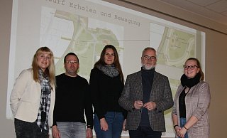 Jasmin Bunte-Tschikin (v. l.), Thorsten Herklotz und Sabrina Held von der Stadt Spenge stellten gemeinsam mit den Planern Martin Gasse und Sarah Eichendorf das Projekt "Martinspark" vor. - Britta Bohnenkamp-Schmidt Jasmin Bunte-Tschikin (v. l.), Thorsten Herklotz und Sabrina Held von der Stadt Spenge stellten gemeinsam mit den Planern Martin Gasse und Sarah Eichendorf das Projekt "Martinspark" vor. - Britta Bohnenkamp-Schmidt